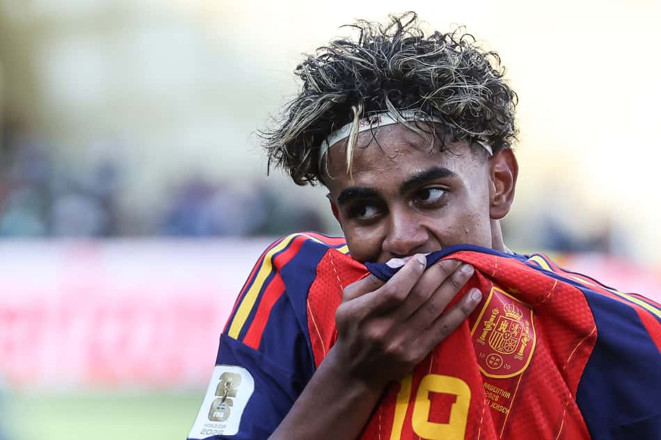 Yamal com faixa na cabeça durante a final da Copa do Mundo