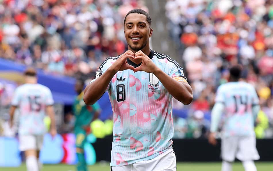 Tielemans comemora com símbolo de coração com as mãos após gol na Copa do Mundo.