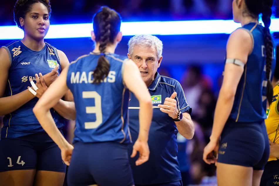 José Roberto Guimarães conversa com Ana Cristina (esquerda), Macris (centro) e Diana (direita) em tempo técnico de jogo da VNL 2026