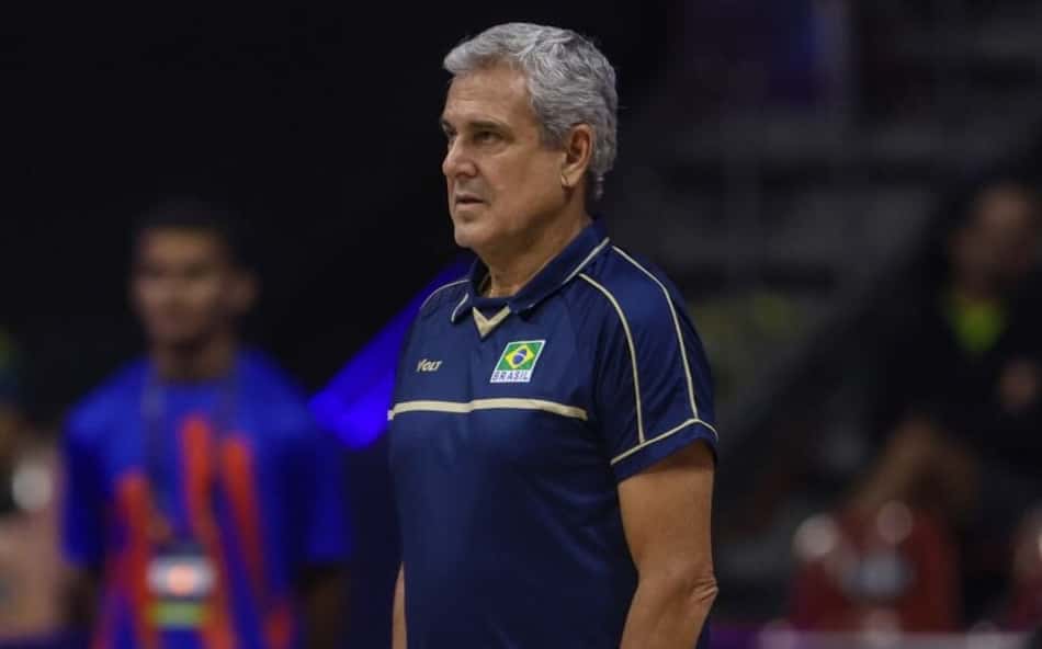 José Roberto Guimarães, com expressão série, observa o jogo entre Brasil e Holanda pela Liga das Nações de vôlei feminino
