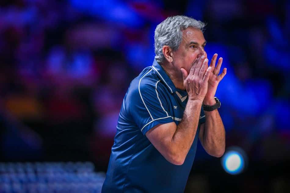 José Roberto Guimarães leva as duas mãos à boca para falar com as jogadoras do Brasil durante jogo contra o Japão pela VNL 2026
