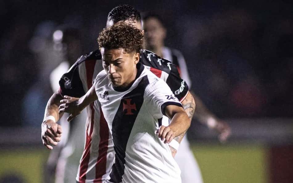 Lukas Zuccarello tenta superar marcador na corrida na partida de estreia do Vasco na Sul-Americana contra o Barracas Central