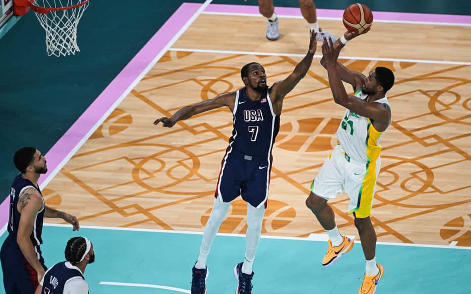 Bruno Caboclo nas Olímpiadas de Paris, em Brasil x Estados Unidos (Foto: Damien MEYER / AFP)