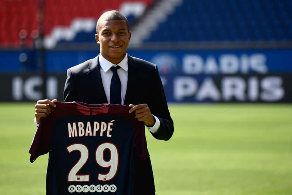 Mbappé sendo apresentado oficialmente no Paris Saint-Germain.