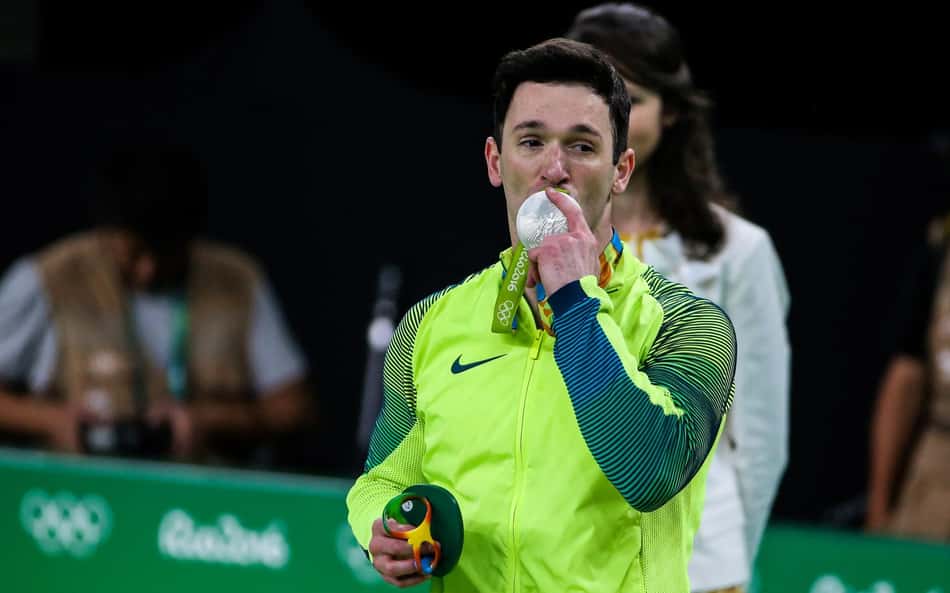 O ginasta brasileiro Diego Hypólito beija a medalha de prata conquistada nos Jogos Rio 2016