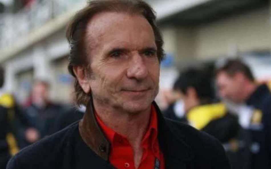 Emerson Fittipaldi anda pelos boxes da F1