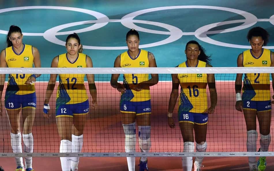 A seleção feminina de vôlei em quadra durante os Jogos Olímpicos Rio 2016