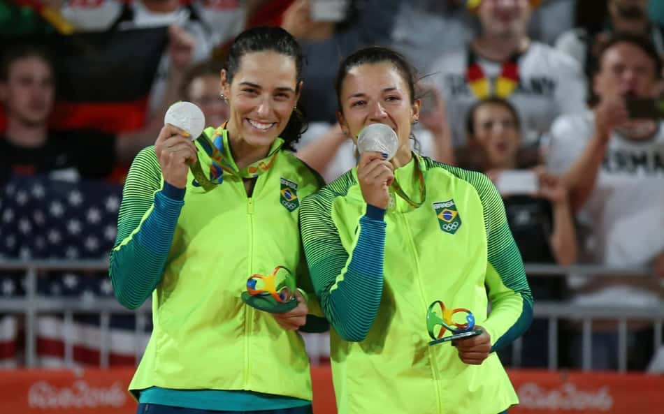 As brasileiras Ágatha e Bárbara, medalhistas de prata do vôlei de praia nos Jogos Rio 2016