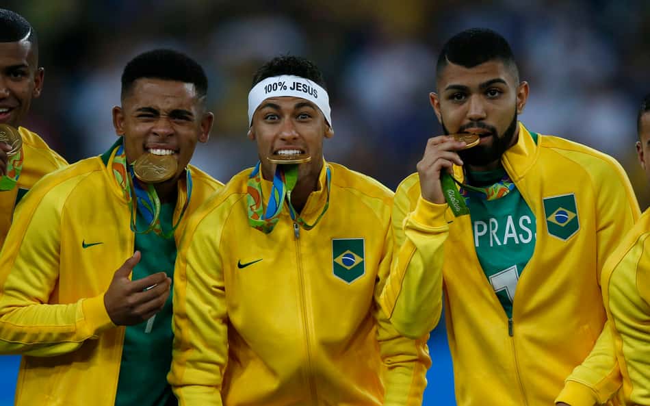 Jogadores da seleção brasileira de futebol comemoram o ouro olímpico inédito conquistado nos Jogos Rio 2016
