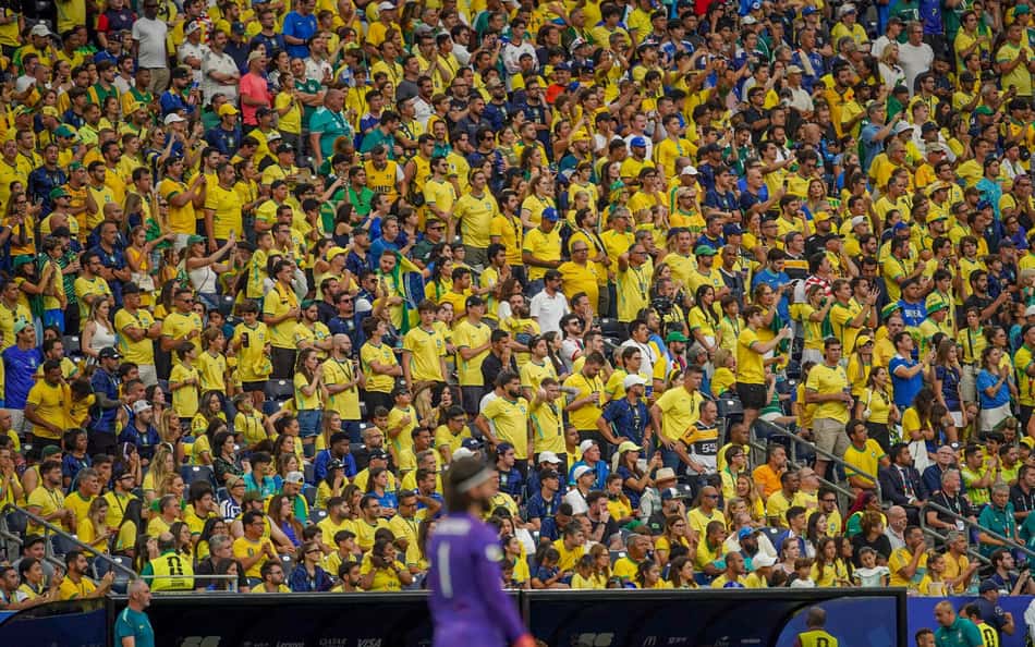 Torcida brasileira celebrando a classificação diante do Japão na Copa do Mundo