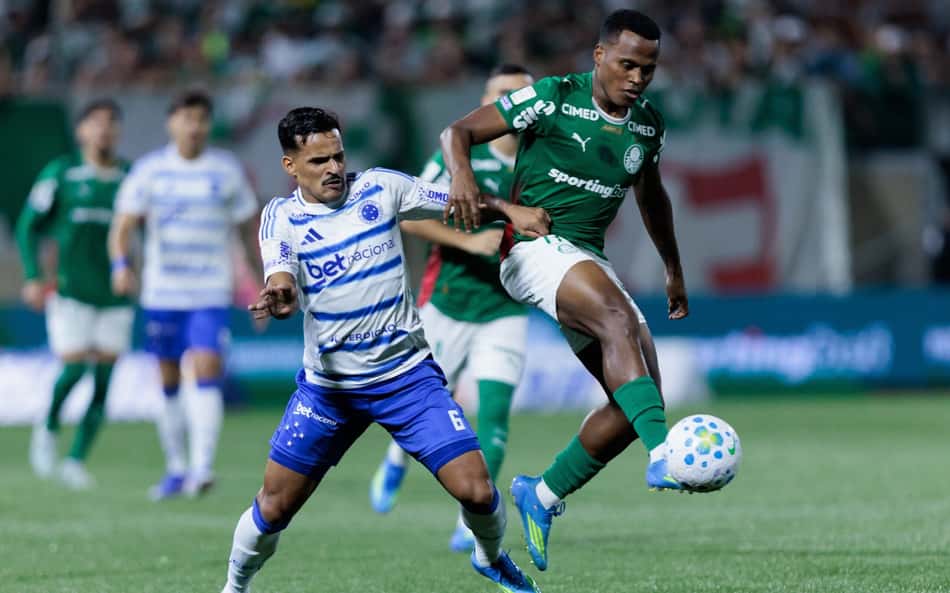 Jhon Arias disputa bola em Palmeiras x Cruzeiro (Foto: Vilmar Bannach/Ekobanpress/Folhapress).