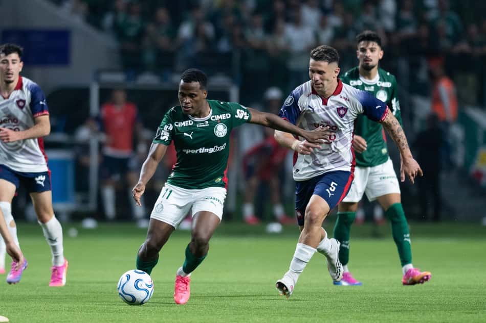 Arias durante o jogo de ida das oitavas de final da Libertadores contra o Cerro Porteño.