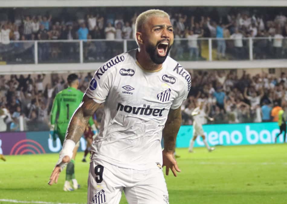 Gabigol comemora gol marcado pelo Santos