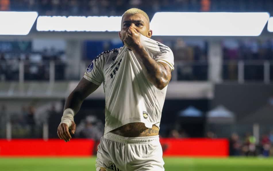 Gabigol comemora gol marcado pelo Santos