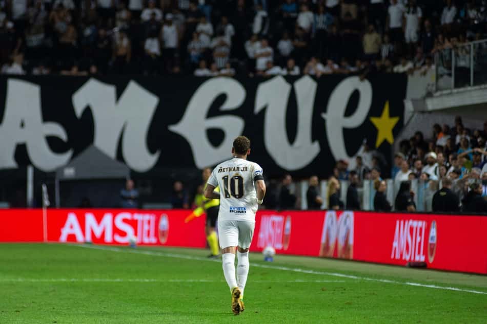 Gabigol comemora gol marcado pelo Santos