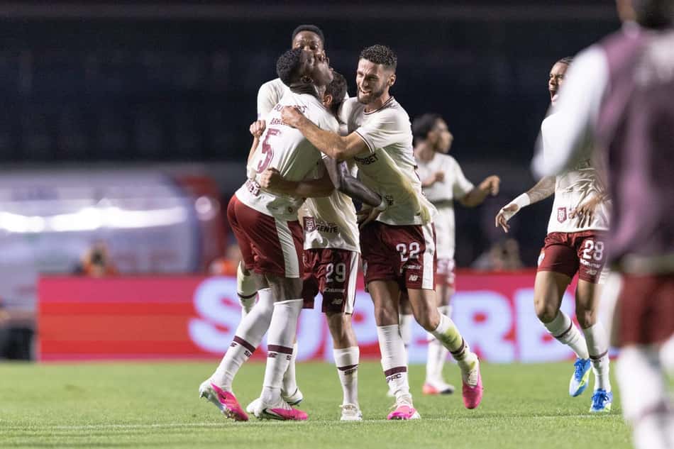 Jogadores comemoram gol marcado pelo São Paulo