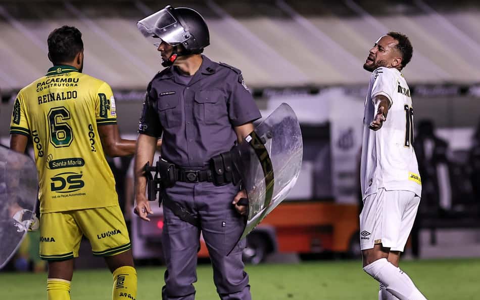 Reinaldo, jogador do Mirassol, e Neymar, jogador do Santos, durante o jogo do último domingo (23)
