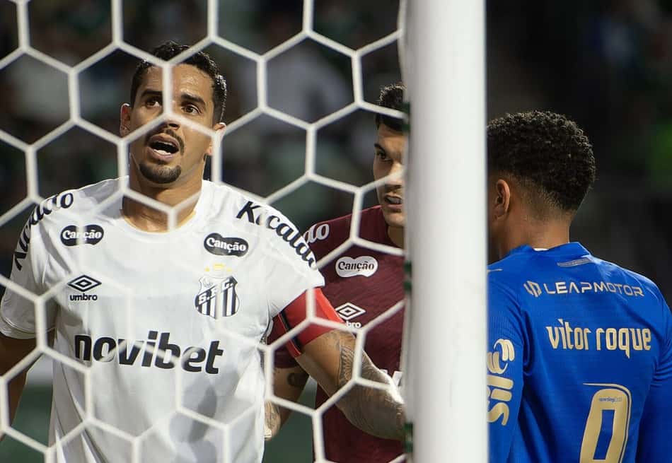 Vitor Roque, jogador do Palmeiras, disputa lance com Lucas Veríssimo, jogador do Santos, durante partida pela Copa do Brasil.