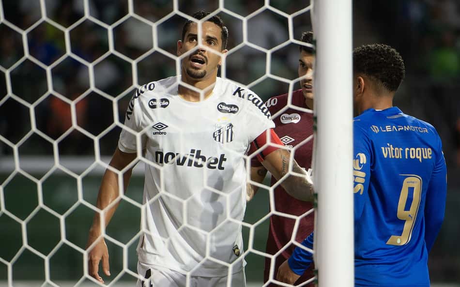 Vitor Roque, jogador do Palmeiras, disputa lance com Lucas Veríssimo, jogador do Santos, durante partida pela Copa do Brasil.