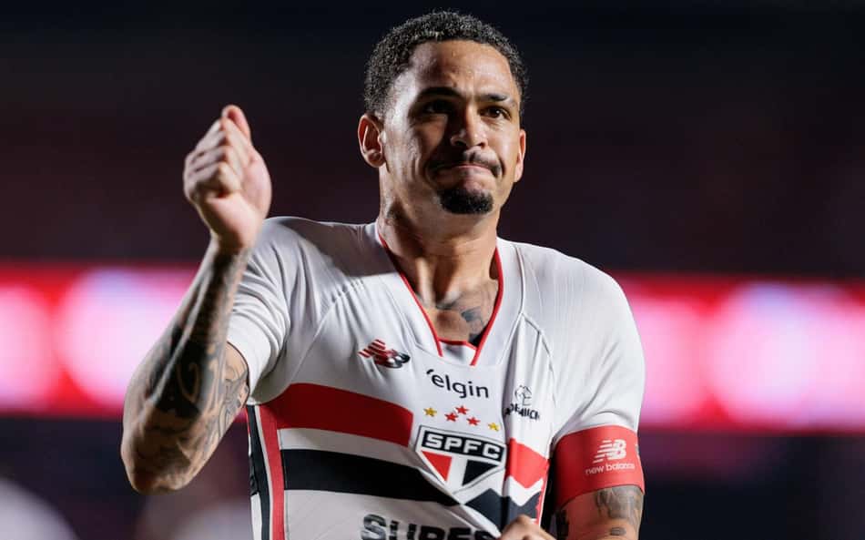 Luciano, do São Paulo, comemora gol durante a partida contra o Red Bull Bragantino.
