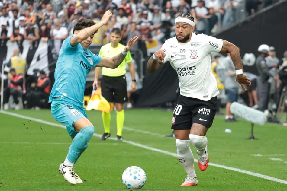 Gabriel Bontempo e Memphis Depay do Corinthians, durante partida entre Corinthians e Santos válida pela 25ª rodada do Campeonato Brasileiro 2026