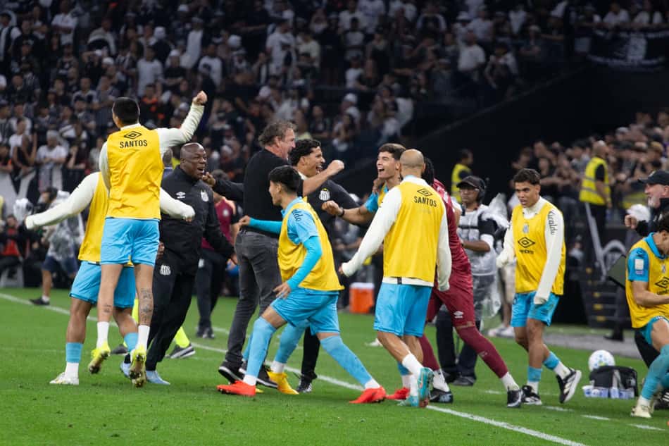 Cuca celbrando com os jogadores a vitória do Peixe sobre o Corinthians.