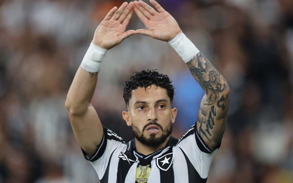 Torcida do Botafogo reage à renovação de Alex Telles: 'De verdade'