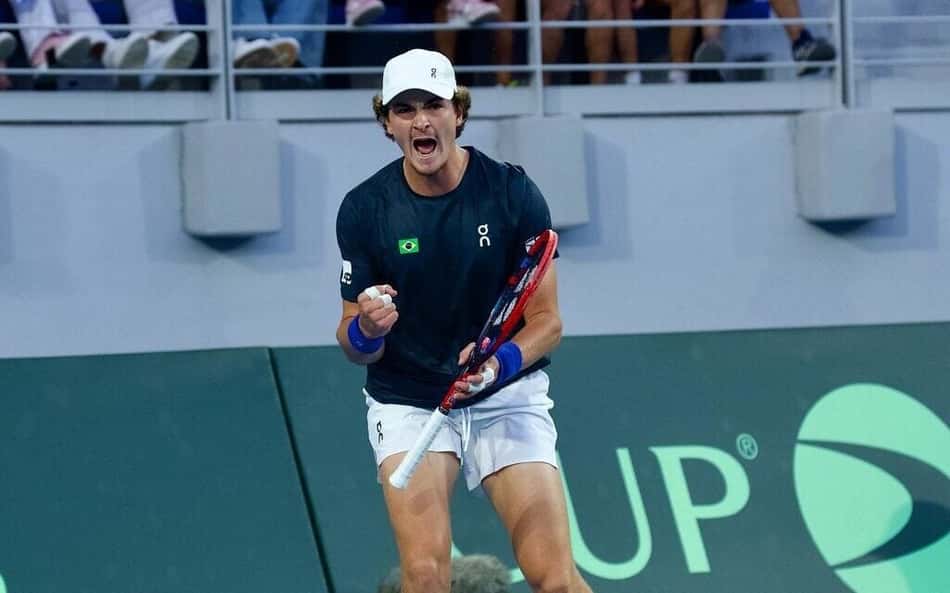 A emoção de João Fonseca na vitória histórica sobre Tsitsipas na Davis (Foto: André Gemmer/CBT)