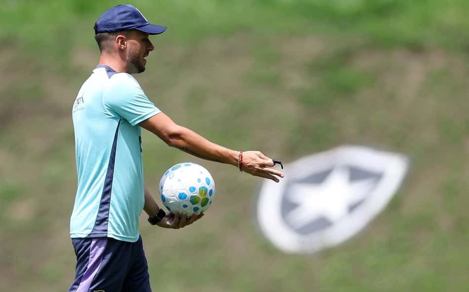 Martín Anselmi comandando treino do Botafogo (Foto: Vitor Silva/Botafogo)