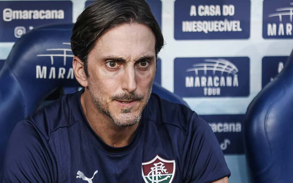 Zubeldía no banco de reservas do Fluminense (Foto: Lucas Merçon/ Fluminense FC)