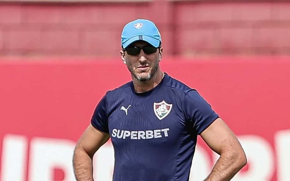 Zubeldía em treno do Fluminense no CT Carlos Castilho (Foto: Lucas Merçon/ Fluminense FC)