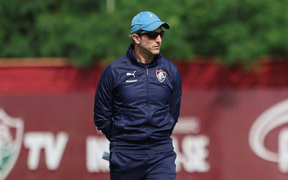 Zubeldía em treino do Fluminense no CT Carlos Castilho (Foto: Lucas Merçon/ Fluminense FC)