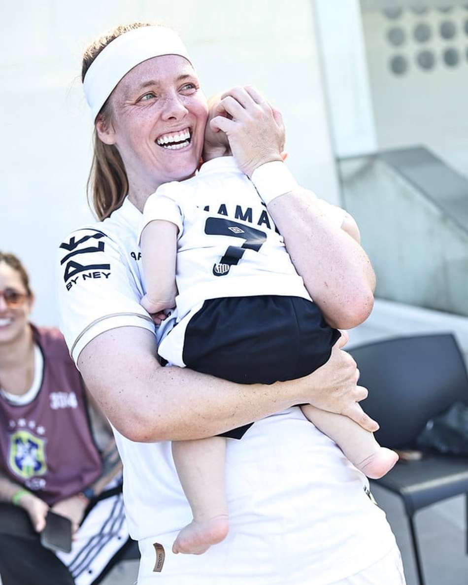 Ketlen com o filho Lucca de apenas oito meses na Vila Belmiro. (Foto: Reinaldo Campos/ Santos FC)