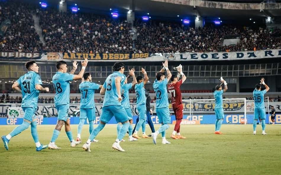Elenco do Santos celebra classificação ao lado da torcida no Mangueirão. (Foto: Raul Baretta/ Santos FC)