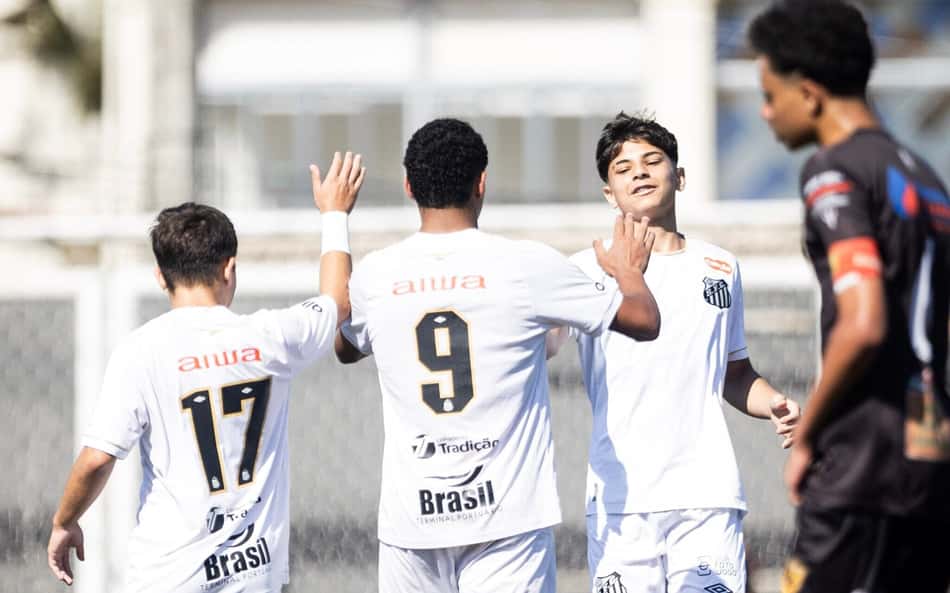Equipe da base do Santos disputando o Campeonato Paulista Sub-15.