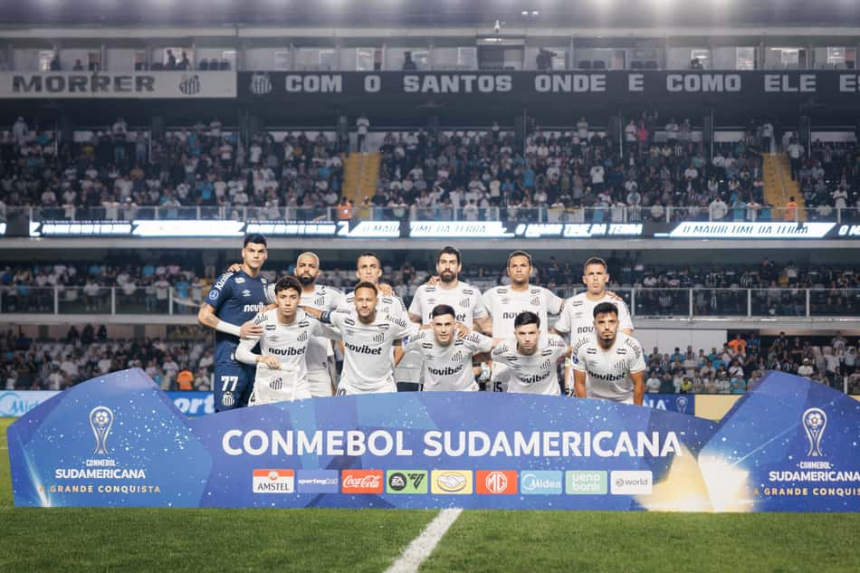 Elenco do Santos FC antes da partida contra o Macará. Duelo de ida válido pelas oitavas de final da Sul-Americana.