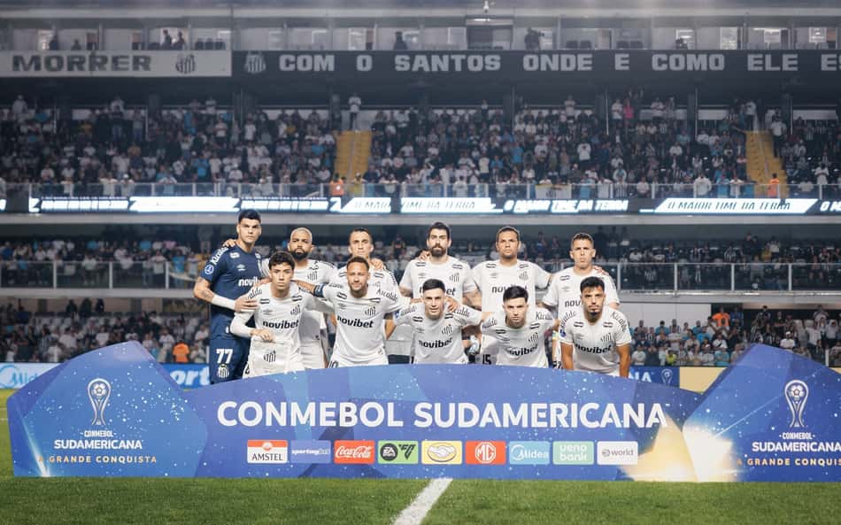 Elenco do Santos FC antes da partida contra o Macará. Duelo de ida válido pelas oitavas de final da Sul-Americana.