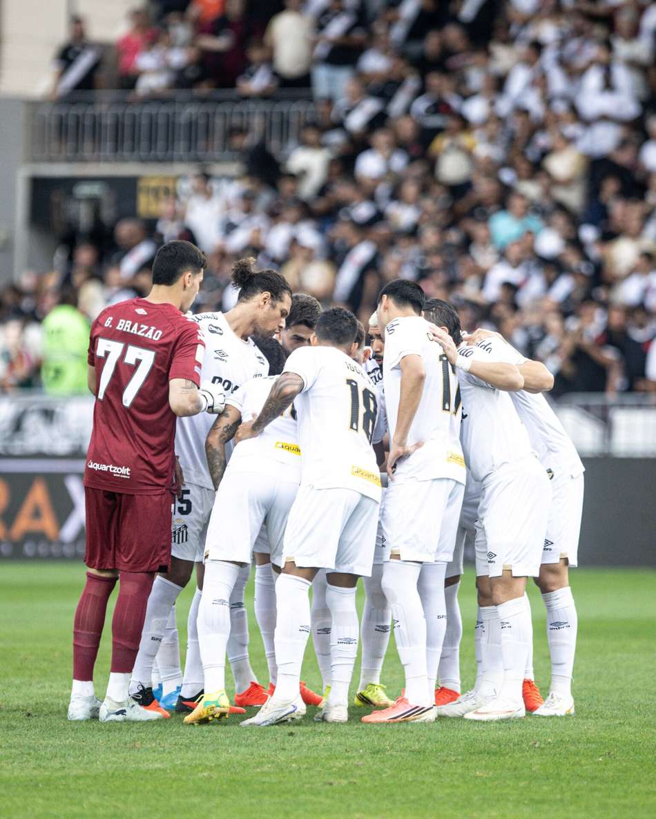 Equipe do Santos reunida.