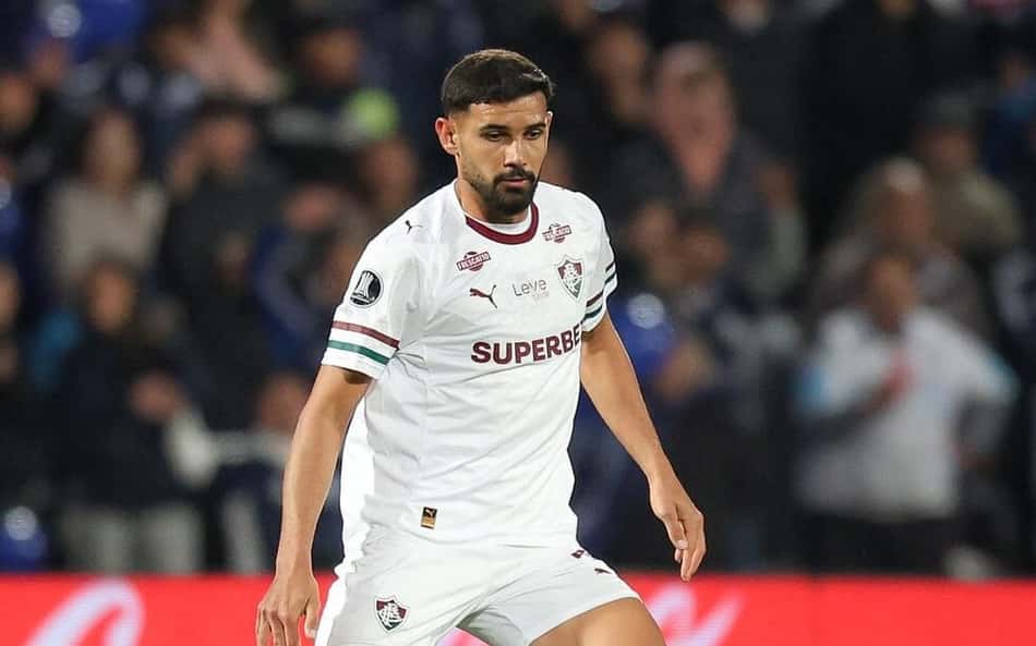 Ignácio, do Fluminense, com a bola sendo marcada por um jogador do Rivadavia