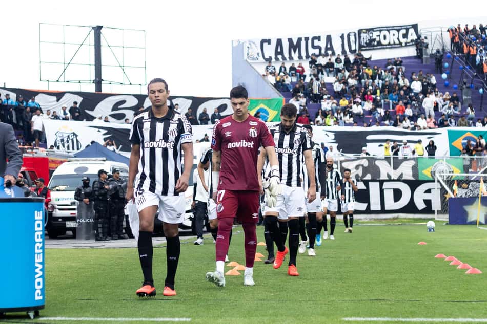 Willian Arão, Brazão e Luan Peres entrando em campo para enfrentar o Macará na partida de volta das oitavas de final da Sul-Americana.