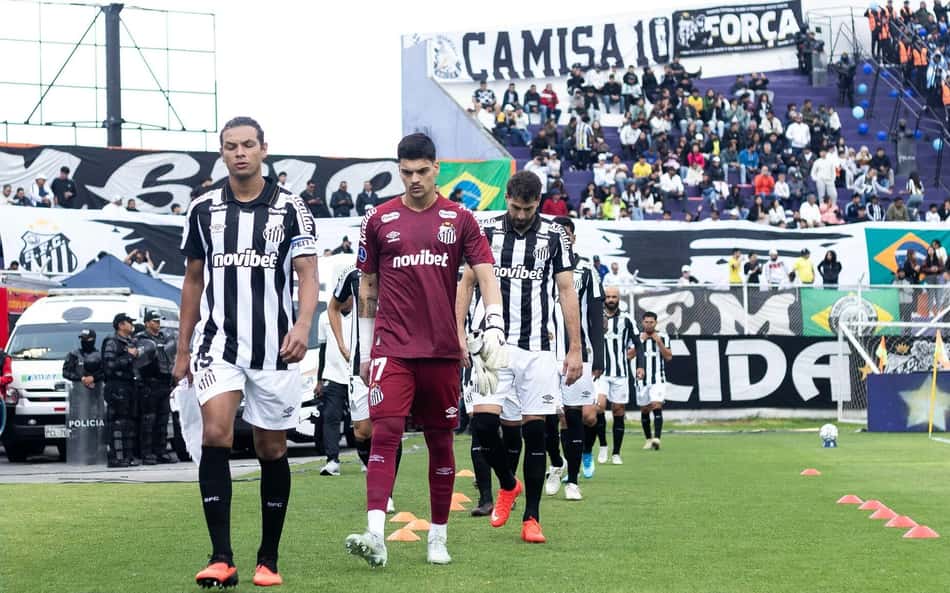 Willian Arão, Brazão e Luan Peres entrando em campo para enfrentar o Macará na partida de volta das oitavas de final da Sul-Americana.