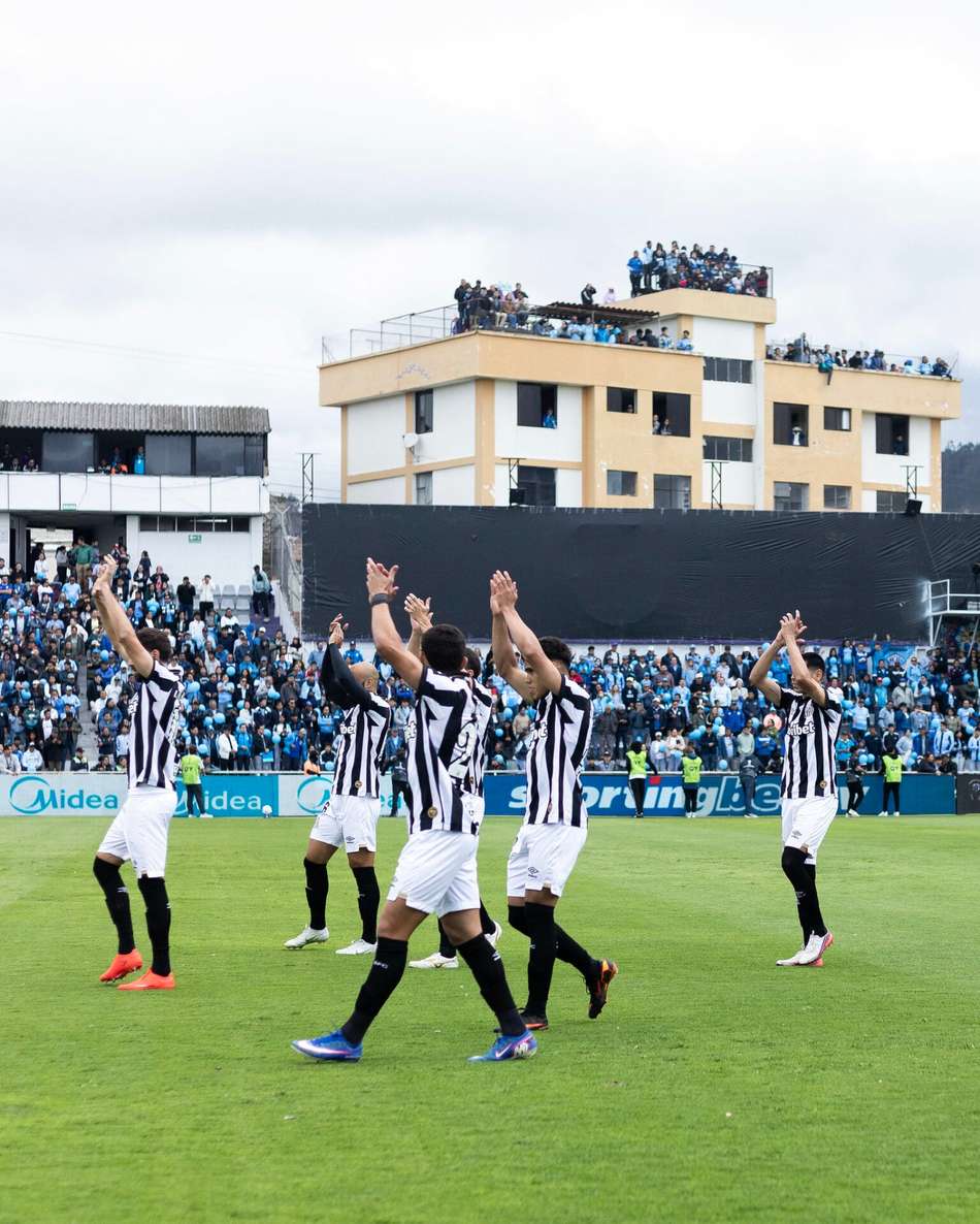 Elenco santista agradecendo à torcida do Peixe que compareceu ao estádio no equador.