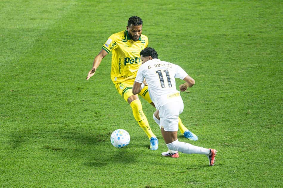 Reinaldo durante a partida contra o Santos, no último domingo (23).