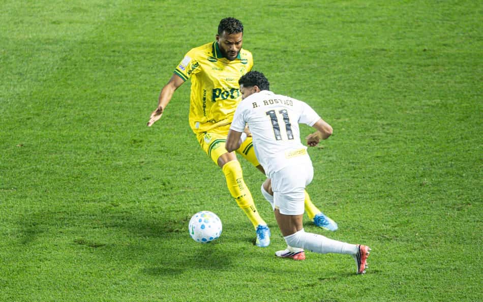 Reinaldo durante a partida contra o Santos, no último domingo (23).