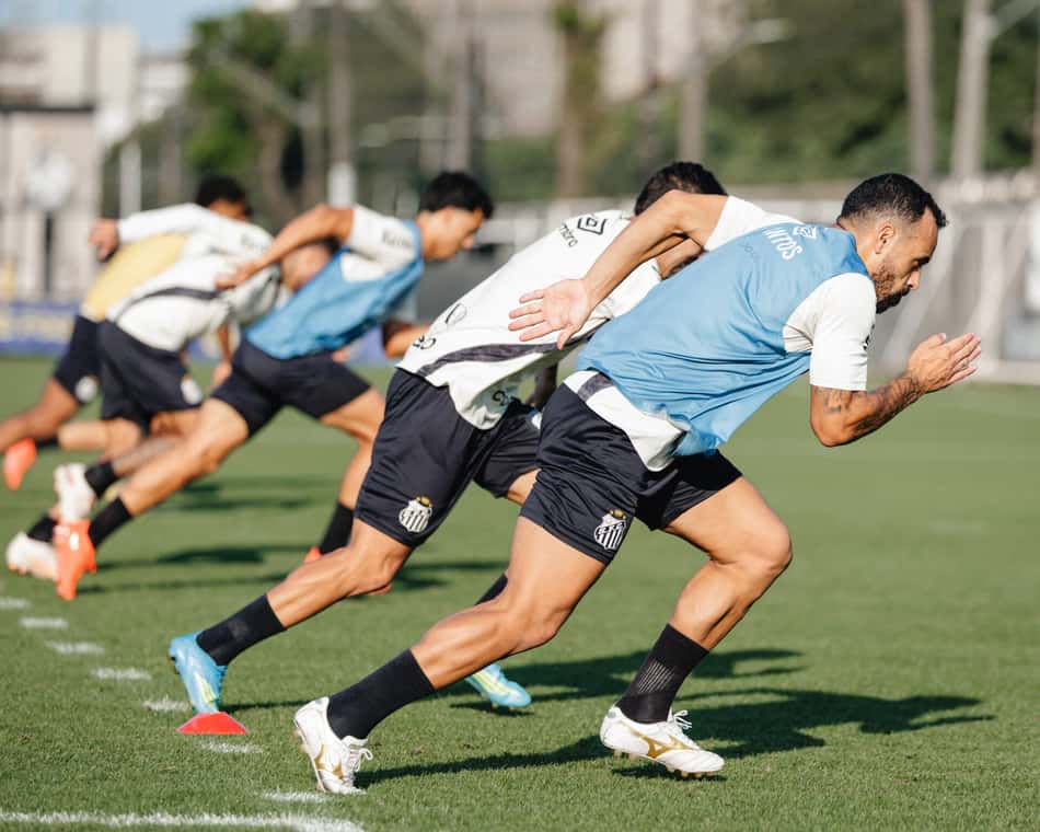 Santos treina visando o Corinthians no próximo domingo (30).
