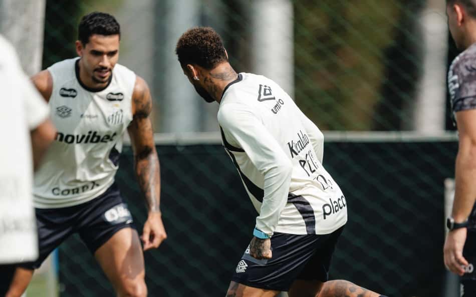 Neymar e Lucas Veríssimo participando do último antes do clássico contra o Corinthians.