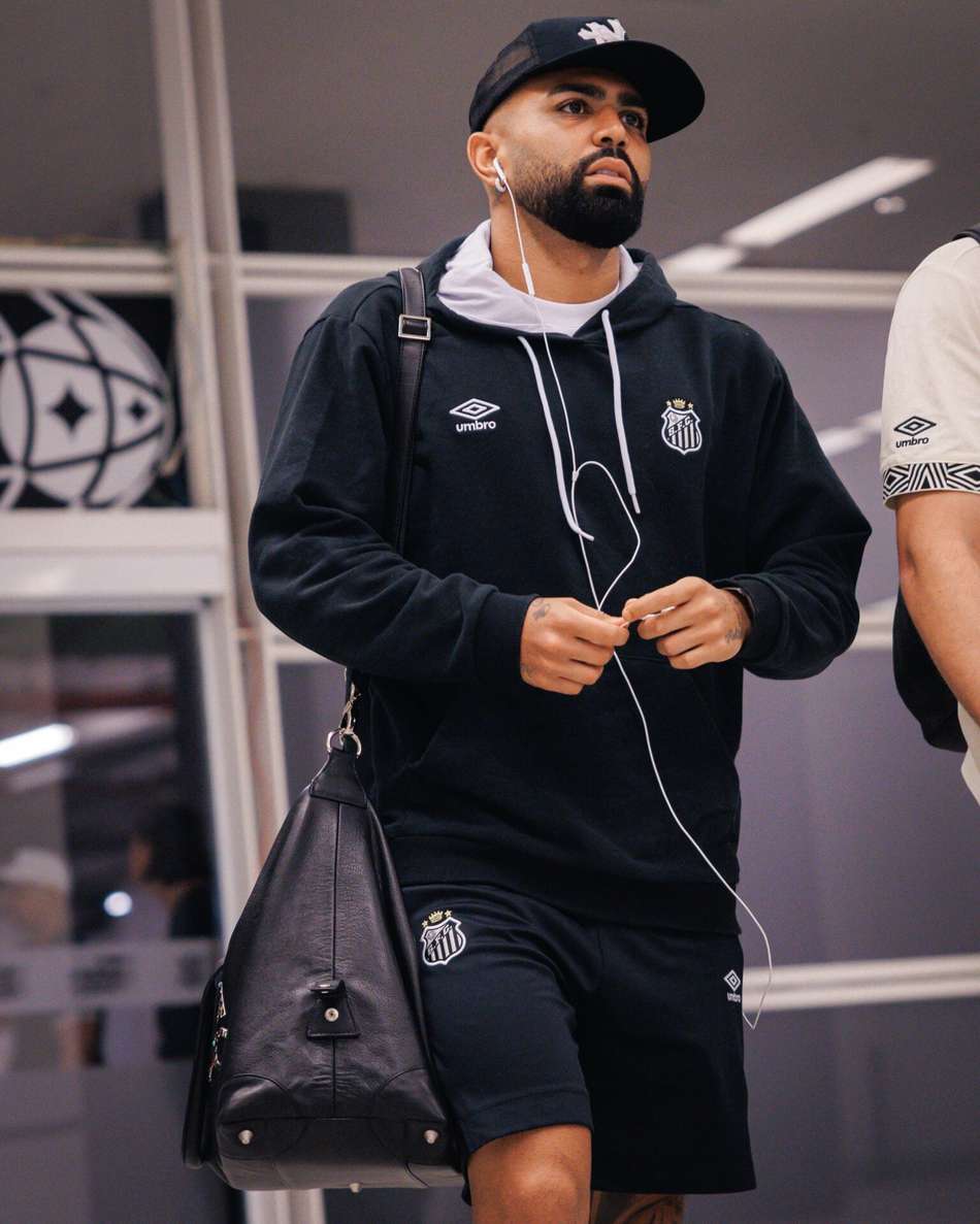 Gabigol chegando para o clássico contra o Corinthians.