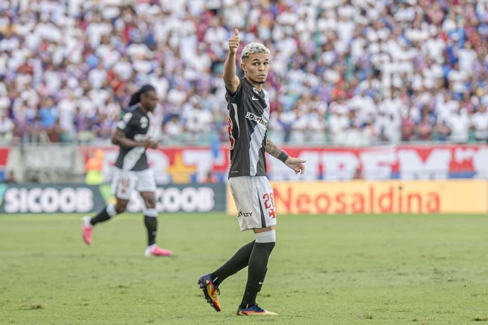 Adson do Vasco fazendo sinal de positivo