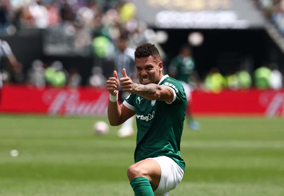 Paulinho comemora gol em Palmeiras x Botafogo (Foto: FRANCK FIFE / AFP)