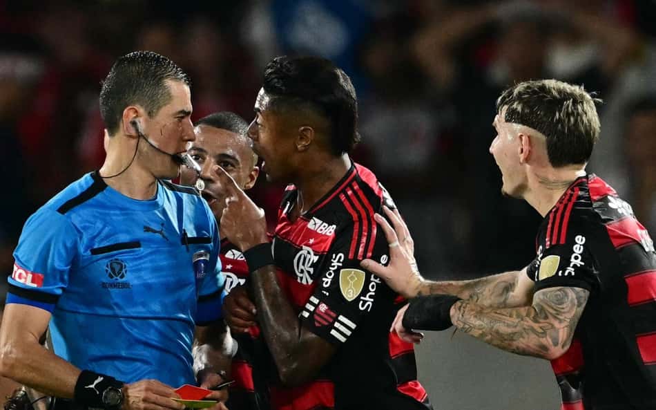 Arbitragem de Andrés Rojas foi criticada após Flamengo x Estudiantes (Foto: Pablo Porciuncula/AFP)